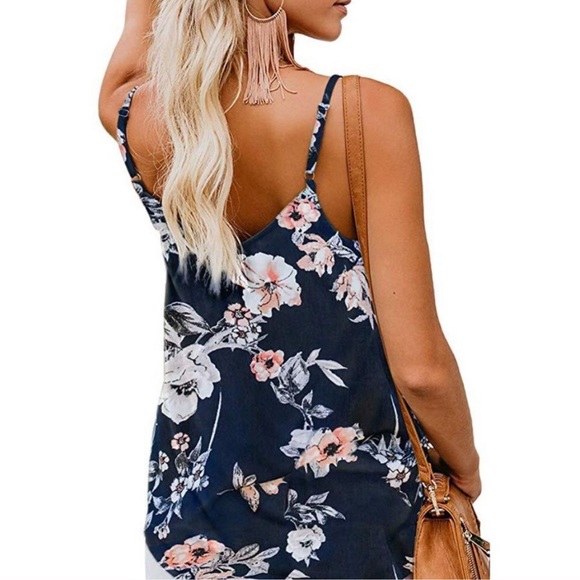 🆕 Loose V-Neck Cami - Picture 3 of 6